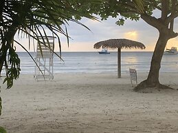 Relax In Jamaica - Enjoy 7 Miles Of White Sand Beach! 1 Bedroom Villa 