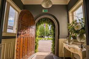 WorldHotels Distinctive Woughton House Hotel