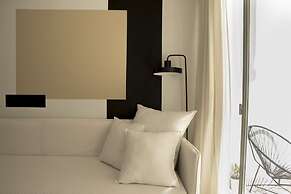 Modern ground floor with private patio