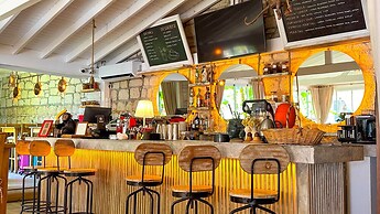 Banana Alaçatı Food & Stay - Adults Only