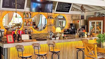 Banana Alaçatı Food & Stay - Adults Only