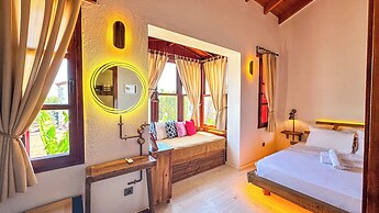 Banana Alaçatı Food & Stay - Adults Only