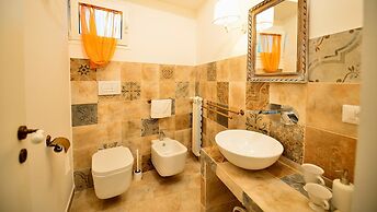 Bilocale con Affreschi e Vista Mare in Centro