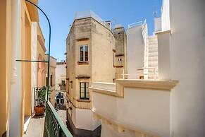 Bilocale con Affreschi e Vista Mare in Centro