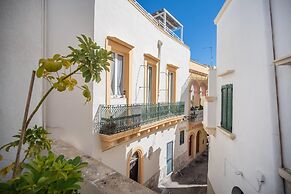 Bilocale con Affreschi e Vista Mare in Centro