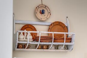 Bilocale con Affreschi e Vista Mare in Centro