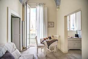 Bilocale con Affreschi e Vista Mare in Centro