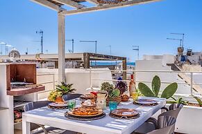 Bilocale con Affreschi e Vista Mare in Centro