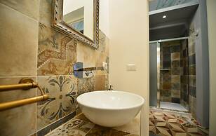 Bilocale con Affreschi e Vista Mare in Centro