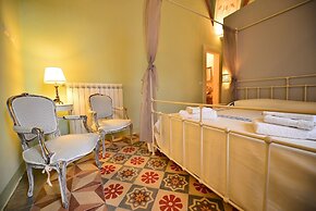 Bilocale con Affreschi e Vista Mare in Centro