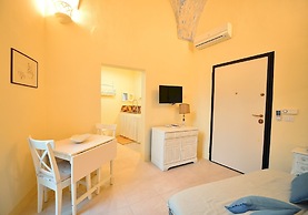 Bilocale con Affreschi e Vista Mare in Centro