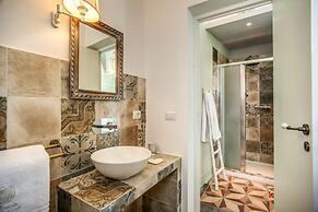 Bilocale con Affreschi e Vista Mare in Centro