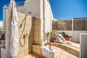 Bilocale con Affreschi e Vista Mare in Centro