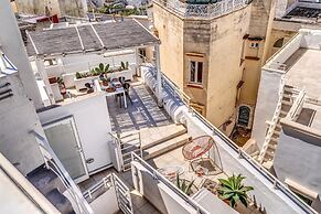 Bilocale con Affreschi e Vista Mare in Centro