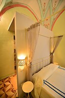 Bilocale con Affreschi e Vista Mare in Centro