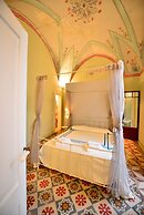 Bilocale con Affreschi e Vista Mare in Centro