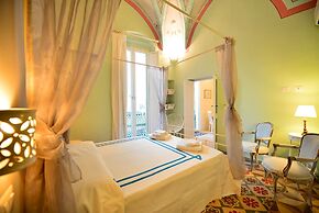 Bilocale con Affreschi e Vista Mare in Centro