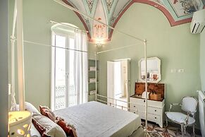 Bilocale con Affreschi e Vista Mare in Centro