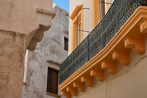 Bilocale con Affreschi e Vista Mare in Centro