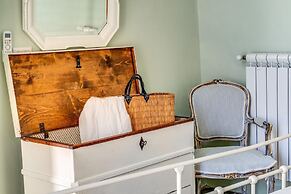 Bilocale con Affreschi e Vista Mare in Centro