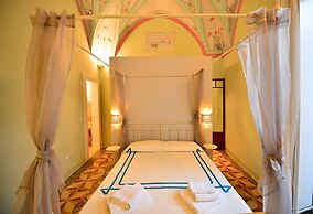 Bilocale con Affreschi e Vista Mare in Centro