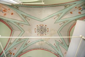 Bilocale con Affreschi e Vista Mare in Centro