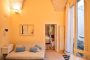 Bilocale con Affreschi e Vista Mare in Centro