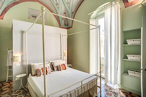 Bilocale con Affreschi e Vista Mare in Centro