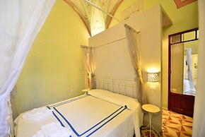 Bilocale con Affreschi e Vista Mare in Centro