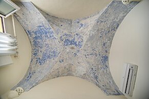 Bilocale con Affreschi e Vista Mare in Centro