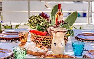 Bilocale con Affreschi e Vista Mare in Centro