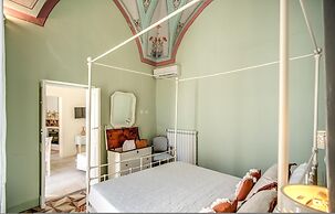 Bilocale con Affreschi e Vista Mare in Centro