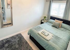 2 Bed House - Sleeps 4 - Parking - Pets - Garden