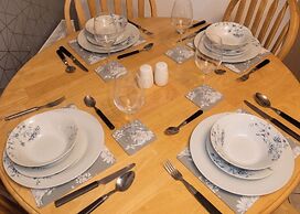 2 Bed House - Sleeps 4 - Parking - Pets - Garden