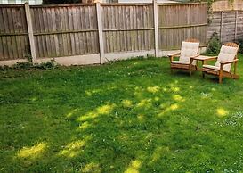 2 Bed House - Sleeps 4 - Parking - Pets - Garden