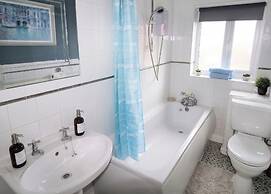 2 Bed House - Sleeps 4 - Parking - Pets - Garden
