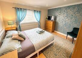 2 Bed House - Sleeps 4 - Parking - Pets - Garden