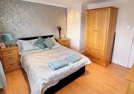 2 Bed House - Sleeps 4 - Parking - Pets - Garden