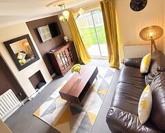 2 Bed House - Sleeps 4 - Parking - Pets - Garden