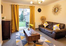 2 Bed House - Sleeps 4 - Parking - Pets - Garden