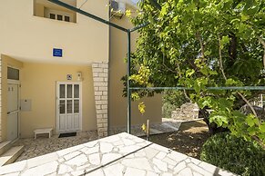 Apt. With Terrace & Garden, 2 min to the Beach