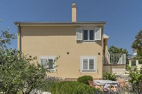 Apt. With Terrace & Garden, 2 min to the Beach
