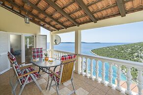 Apt. With Terrace & Garden, 2 min to the Beach