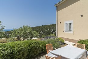 Apt. With Terrace & Garden, 2 min to the Beach