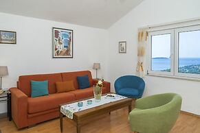 Apt. With Terrace & Garden, 2 min to the Beach