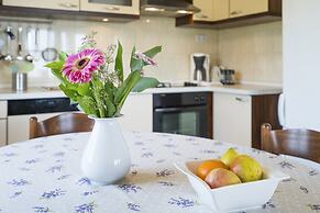 Apt. With Terrace & Garden, 2 min to the Beach