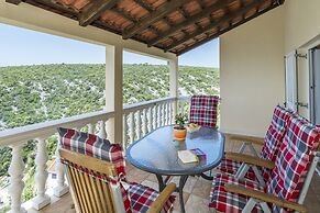 Apt. With Terrace & Garden, 2 min to the Beach