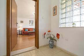 Apt. With Terrace & Garden, 2 min to the Beach