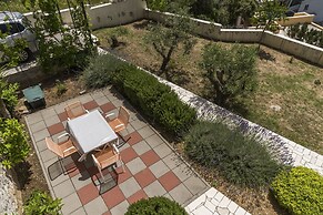 Apt. With Terrace & Garden, 2 min to the Beach