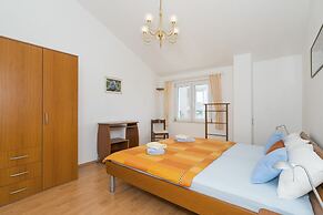 Apt. With Terrace & Garden, 2 min to the Beach